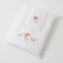 Load image into Gallery viewer, Buzzing about Bath towel &amp; washer in organza bag
